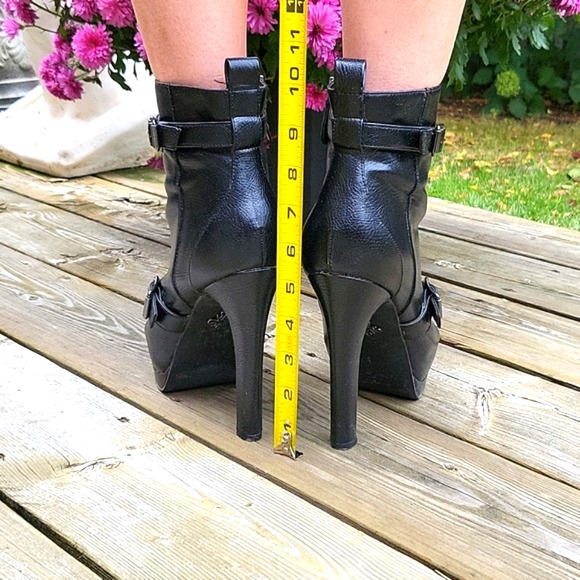 SUPER SEXY Vera Wang Black Ankle Stiletto Boots! 9 - Picture 9 of 15